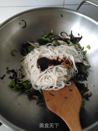 Stir-fried Rice Noodles with Green Pepper and Pork recipe