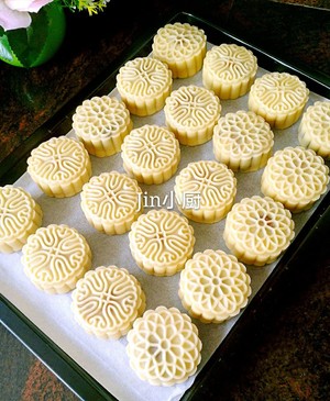 Cantonese-style Moon Cakes (3 Flavors) recipe