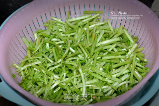 Fresh and Small Stir-fry in Winter-stir-fried Shredded Pork with Wormwood recipe