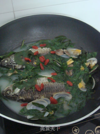 Crucian Carp, Clam, Wolfberry Leaf Soup recipe