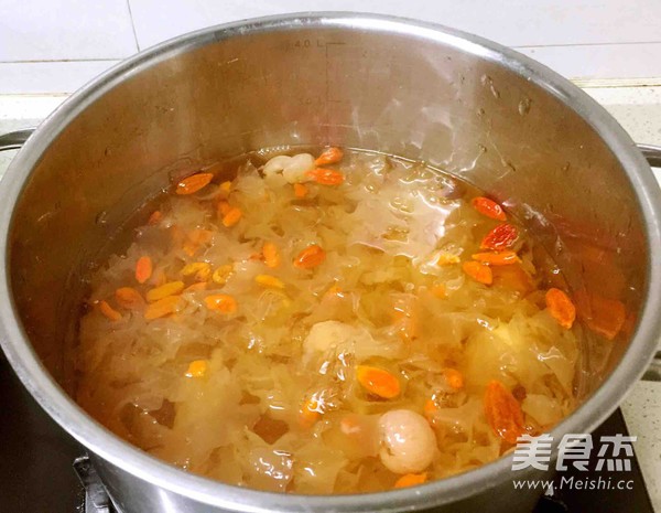 Tremella, Peach Gum, Soap Jap, Rice and Longan Soup recipe