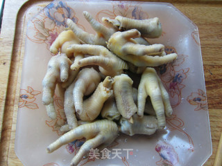 Astragalus, Jujube and Chicken Feet in Pot recipe