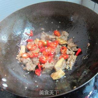 Stir-fried Beef Brisket with Chili Celery recipe