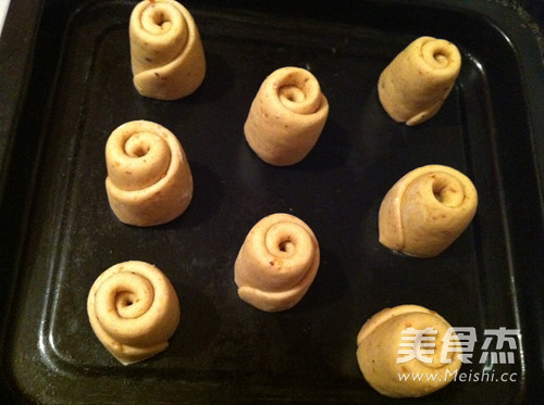 Roasted Peanut Bun Rolls recipe