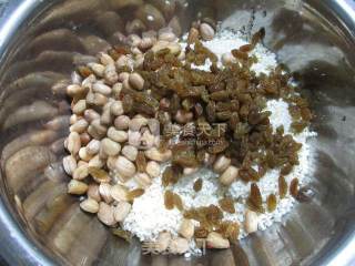 Glutinous Rice Dumplings with Peanuts and Raisins recipe