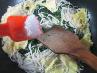 Dried Noodle Soup with Duck Egg and Cabbage Core recipe