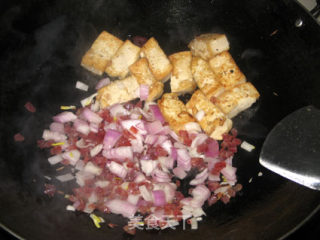 [cantonese Cuisine] Stir-fried Tofu with Bacon Cubes recipe