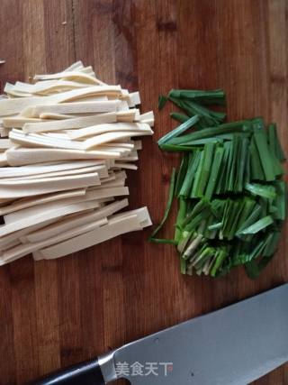 Stir-fried Dried Tofu with Chives recipe