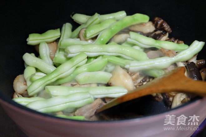 Braised Noodles with Mushrooms and Beans recipe