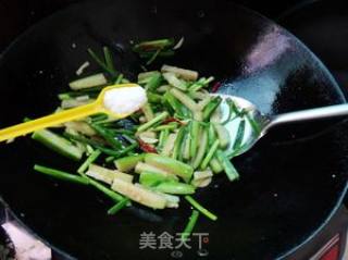 Stir-fried Loofah with Leek recipe