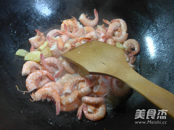 Fried Sea Prawns with Snail recipe