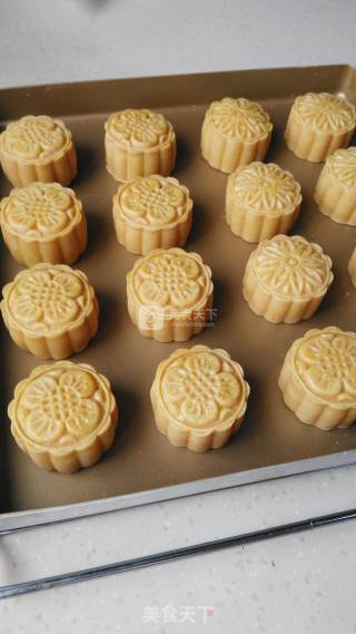 Cheese and Mung Bean Paste Mooncakes recipe