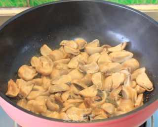 [thick Broth Makes The Taste Fresher] --- Stir-fried Straw Mushrooms with Green Peppers recipe