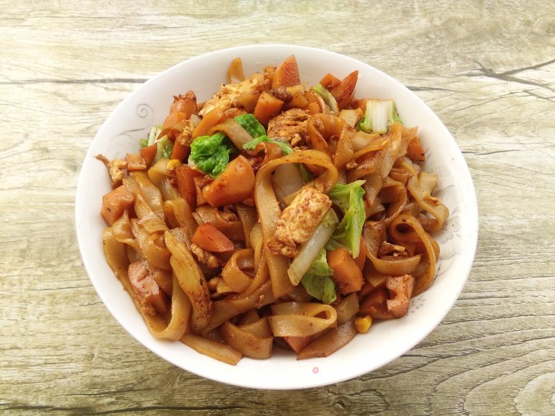 Stir-fried Hor Fun with Cabbage Hot Dog recipe