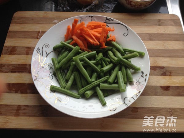 Braised Noodles with Beans and Shredded Chicken recipe