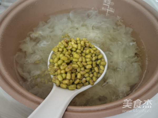 Mung Bean Melon Skin White Fungus Soup recipe