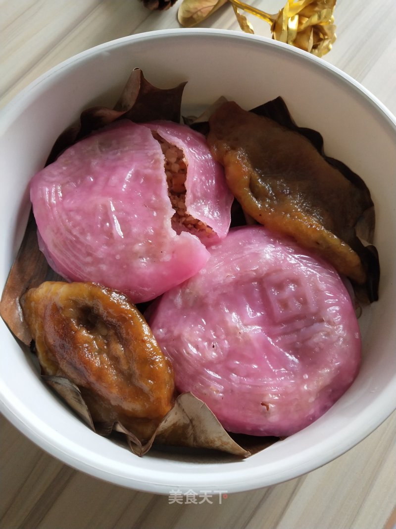 Steamed Kueh with Ginger Leaves