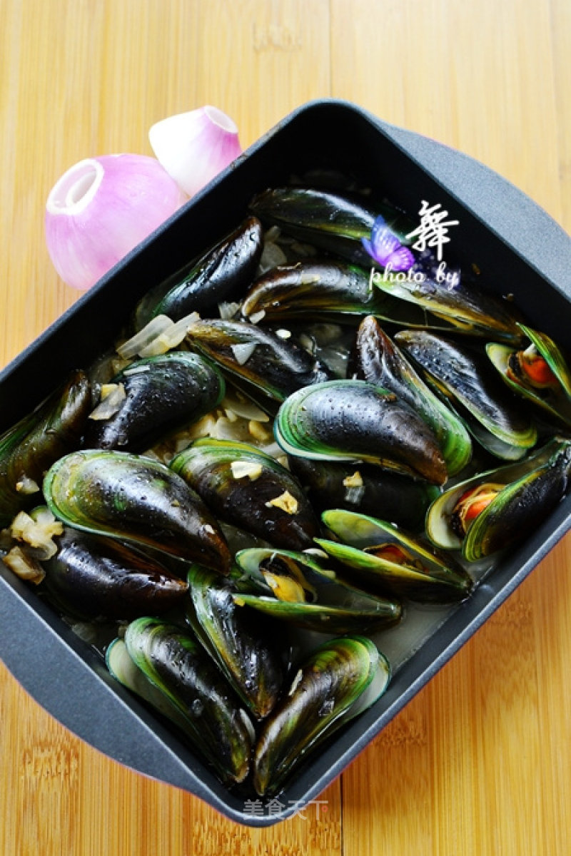 Grilled Mussels with Onions recipe