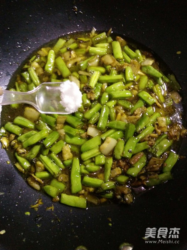 String Beans with Minced Meat and Olives recipe
