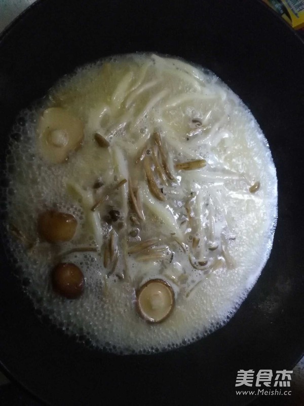 Butterfly Fish Fillet in Mushroom Soup recipe