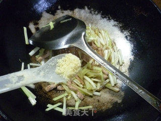 Stir-fried Tenderloin with Leek Sprouts recipe