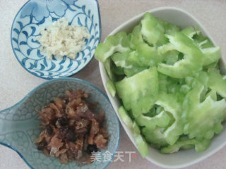 Stir-fried Bitter Gourd with Dace in Black Bean Sauce recipe