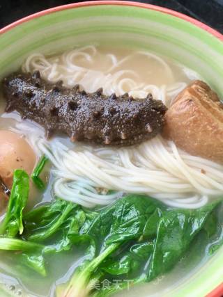 Hot Noodle Soup with Sea Cucumber, Egg Roast Pork and Spinach recipe