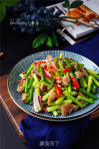 Stir-fried Pork with Garlic Sprouts recipe