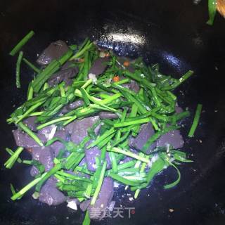 Stir-fried Chicken Blood with Leek recipe