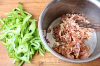 Green Pepper Shredded Pork Topped Noodles recipe