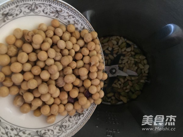 Pistachio and Pine Nut Soy Milk recipe