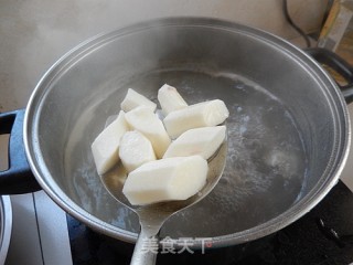 Yam and Fungus Bone Soup recipe