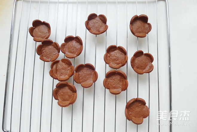 Creamy Chocolate Flower Cookies recipe