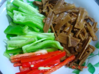 Stir-fried Dried Bamboo Shoots with Double Pepper recipe