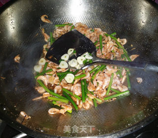 Stir-fried Krill with Garlic Sprouts recipe