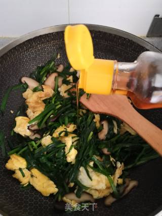 Scrambled Eggs with Chives and Mushrooms recipe