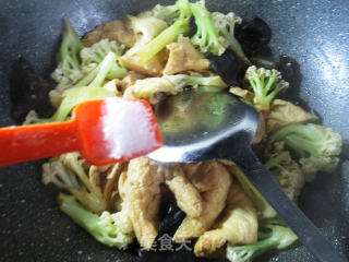 Burning Cauliflower with Black Fungus and Big Oil Cube recipe