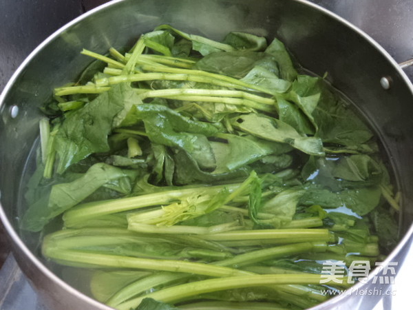 Spinach with Black Fungus recipe