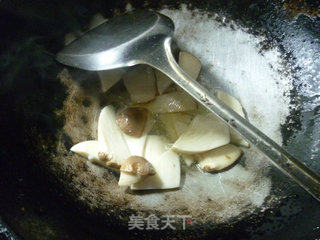 Stir-fried Lotus Leaf Egg with Oyster Mushroom and Garlic Sprouts recipe