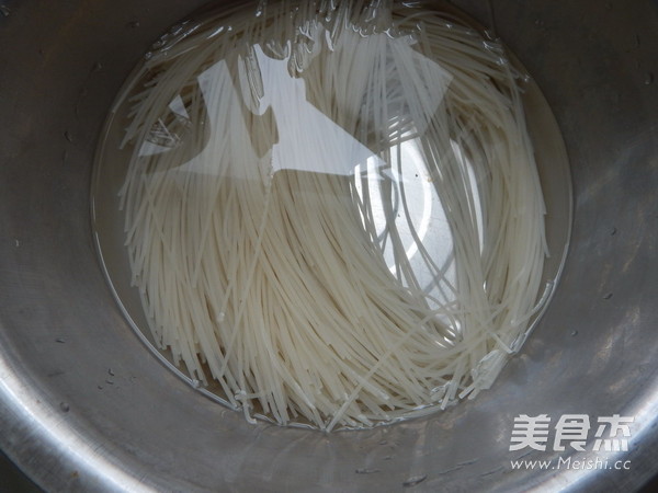 Stir-fried Rice Noodles with Shredded Pork recipe