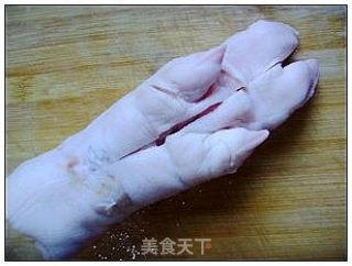 Lotus Root and Pig's Feet Soup. recipe