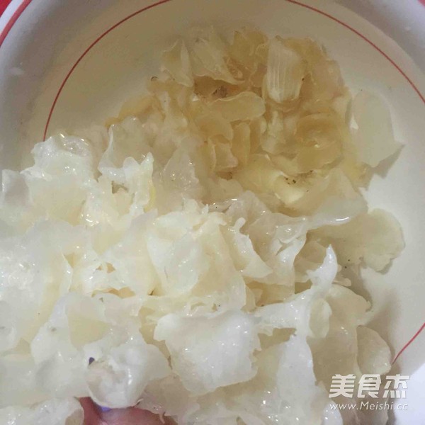 Sydney White Fungus and Loquat Soup recipe