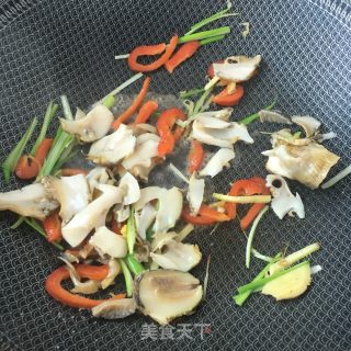 "noodles" Stir-fried Conch Slices Noodles recipe