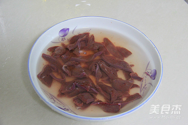 Stir-fried Pork Liver with Artemisia Quinoa recipe