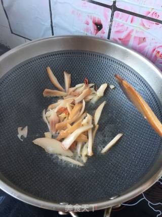 Stir-fried Golden Abalone with Cilantro recipe