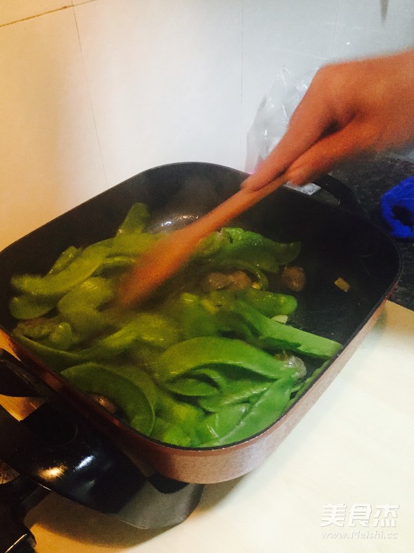 Stir-fried Beef Balls with Blue Beans recipe