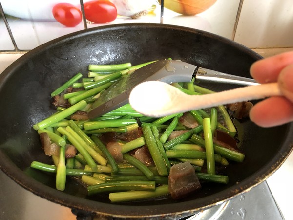 Stir-fried Bacon with Garlic Moss recipe