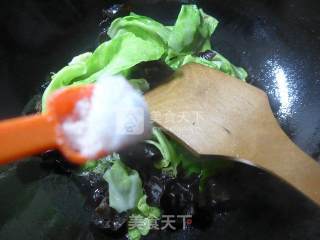 Stir-fried Cabbage with Black Fungus recipe