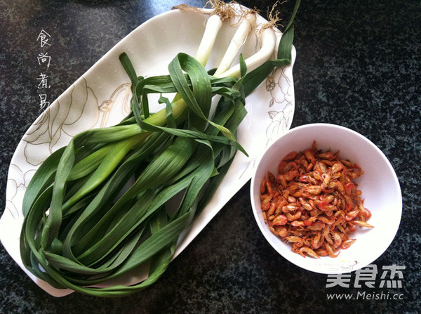 Fried Small River Prawns with Garlic Sprouts recipe