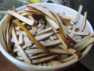 Stir-fried Chives with Fragrant Dried recipe